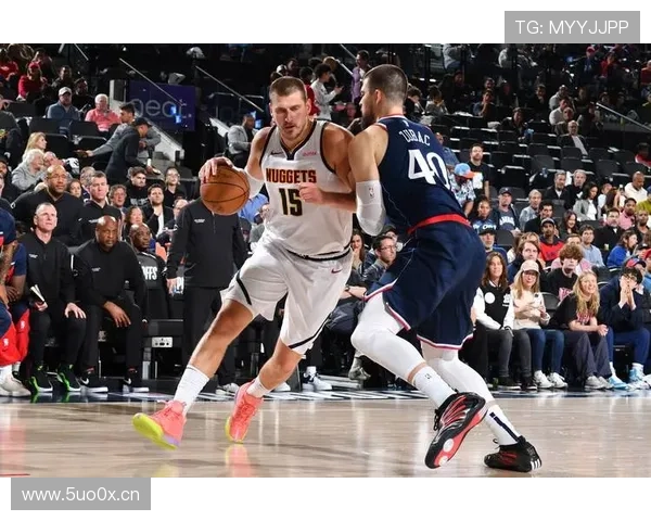 约基奇回应亲吻误会下次拥抱对位