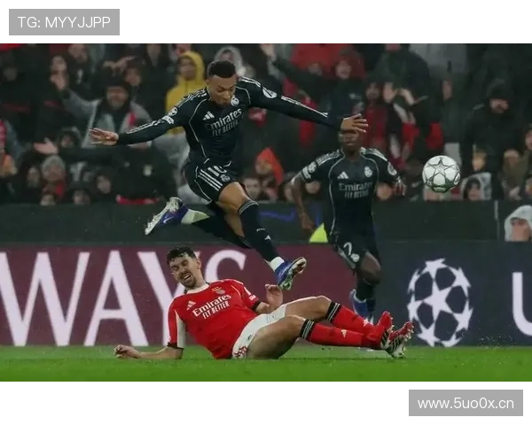 [欧冠]开局闪击 B席前场任意球直接破门.